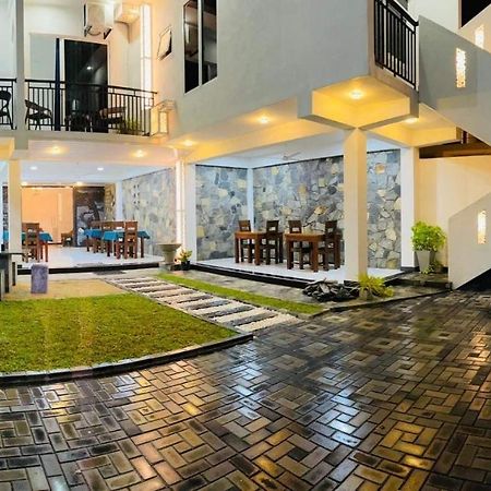 Funwhales Rest House Negombo Kültér fotó