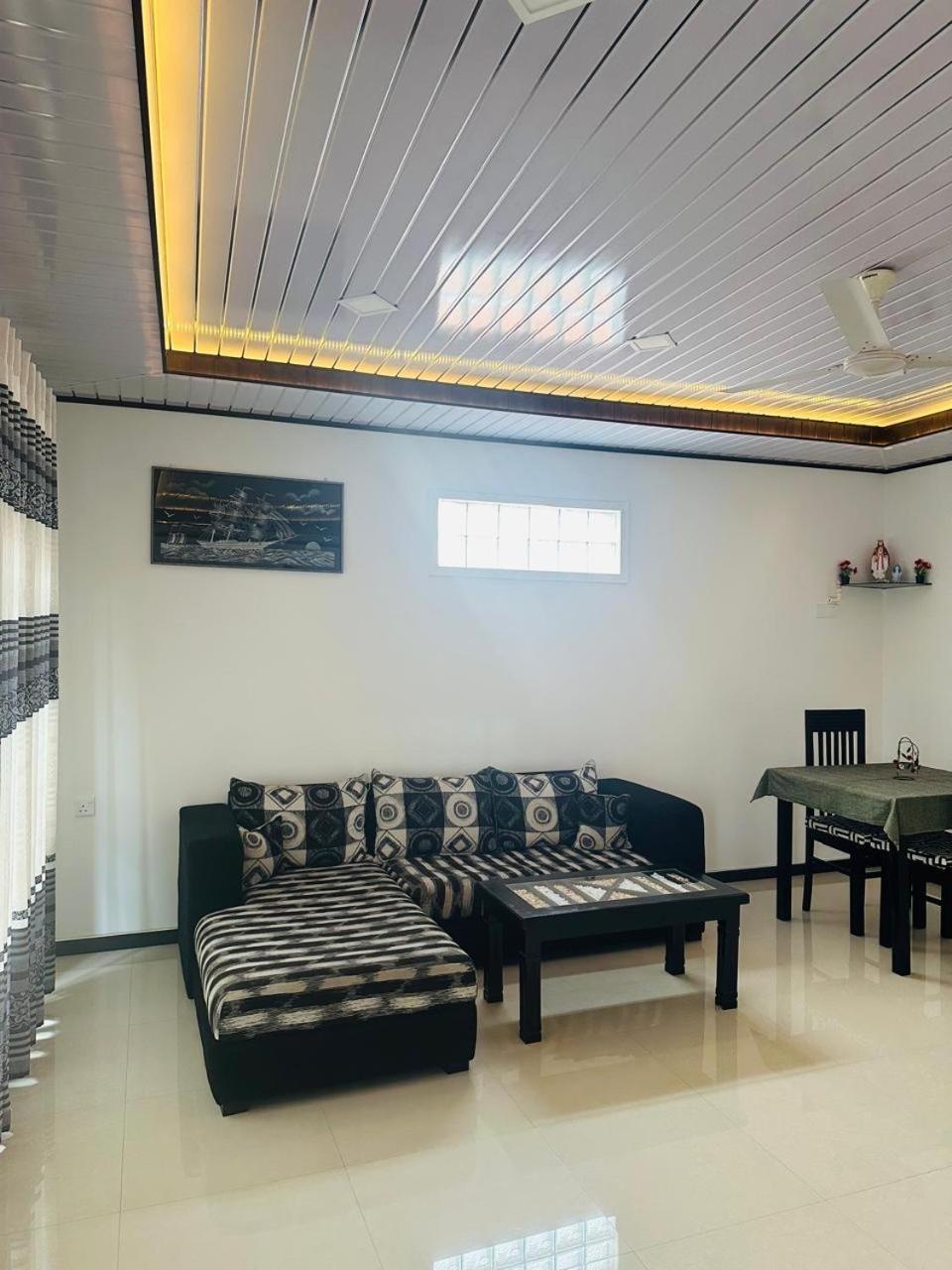 Funwhales Rest House Negombo Kültér fotó